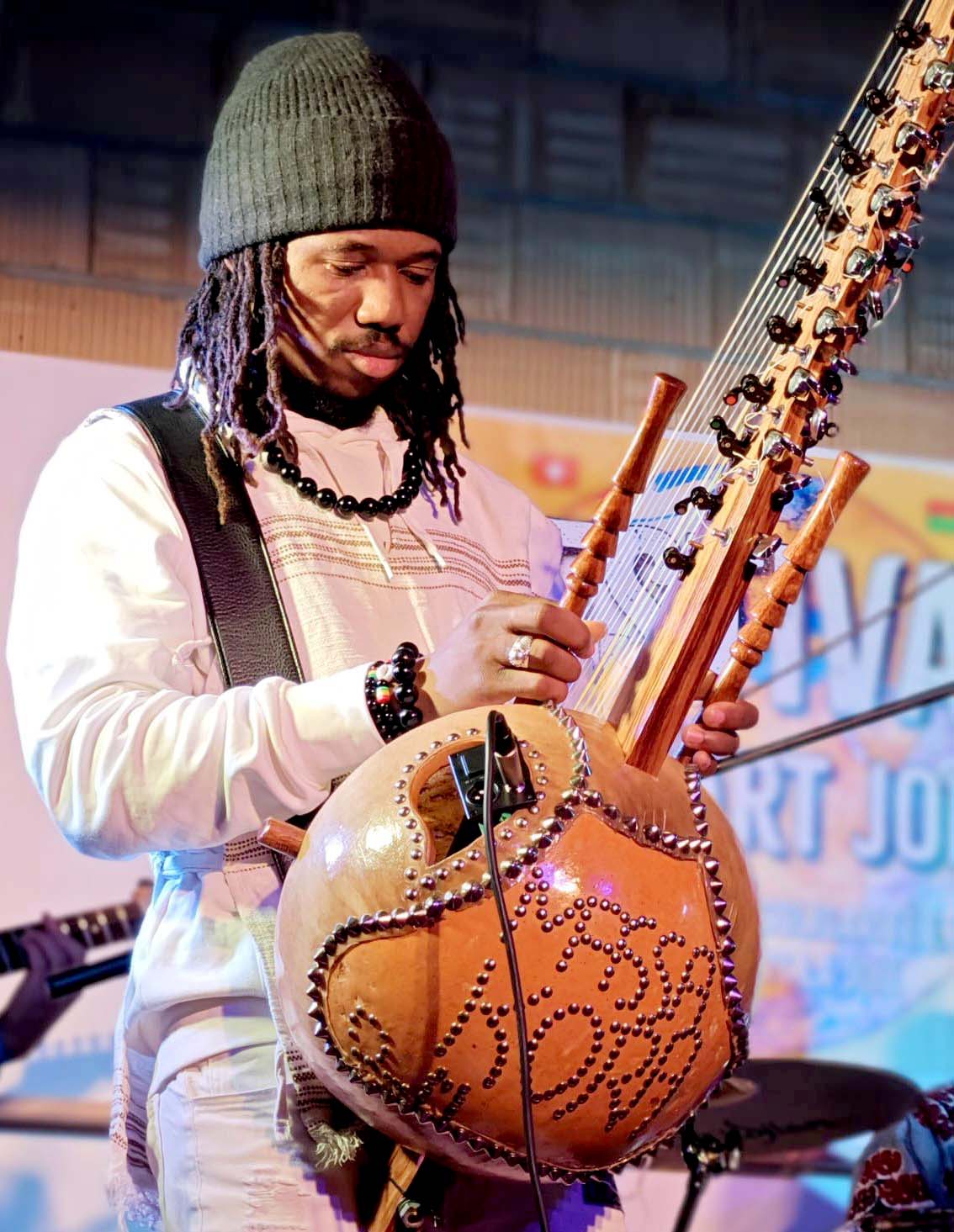 Massa Dembele jouant de la kora